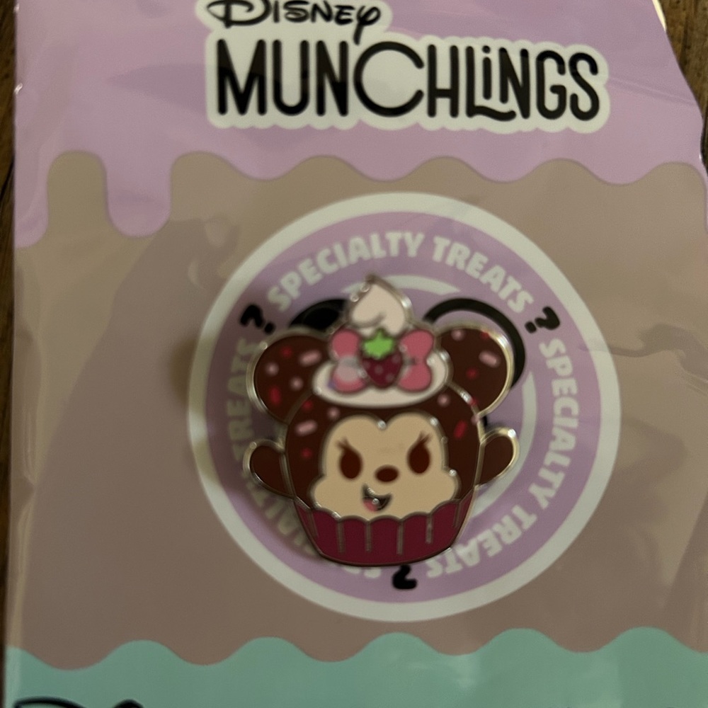 Disney Munchlings Mystery Pin - Minnie